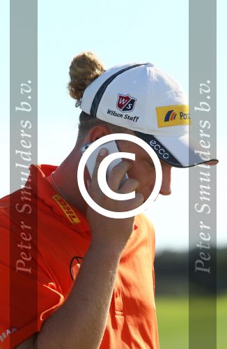 Vilamoura 10-11-12 Oktober 2014
Portugal Masters op GC Victoria
Vanwege de zware regenval gereduceerd van 72 naar 36 Holes
Marcel siem met mobiele telefoon en sigaret
Foto Peter Smulders BV
