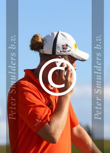 Vilamoura 10-11-12 Oktober 2014
Portugal Masters op GC Victoria
Vanwege de zware regenval gereduceerd van 72 naar 36 Holes
Marcel siem met mobiele telefoon en sigaret
Foto Peter Smulders BV