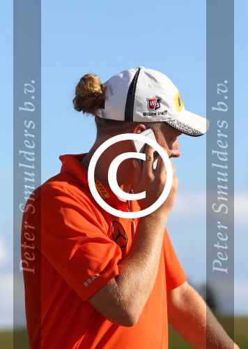 Vilamoura 10-11-12 Oktober 2014
Portugal Masters op GC Victoria
Vanwege de zware regenval gereduceerd van 72 naar 36 Holes
Marcel siem met mobiele telefoon en sigaret
Foto Peter Smulders BV