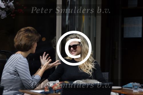 Amsterdam 15 oktober 2014
Maria Kooistra op terras met Kristina Bozilovic voor intervieuw in de talkies