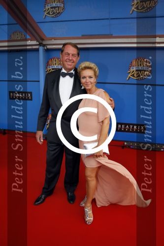 Utrecht 21 september 2014
Premiere moeder ik wil bij de revue in het beatrixtheater.
Mariska v Kolck en vriend Hans Hugenholz