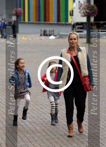 Amsterdam 5 oktober 2014
Premiere Maya de Bij in pathe arena. Marlayne Sahupala met dochter