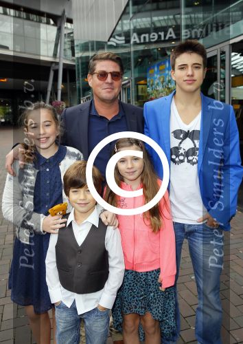 Amsterdam 5 oktober 2014
Premiere Maya de Bij in pathe arena. Martijn Krabbe met zijn kinderen Bickel Jasmijn Achillesen Michelle