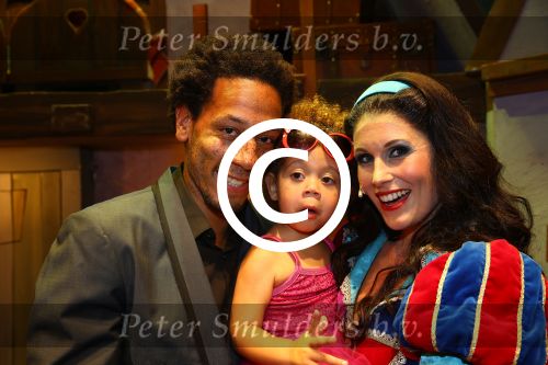 Bussum, 27 September 2014
Premiere Sneeuwwitje in \'t Spant in Bussum
Maud Mulder met man en dochter
Foto Peter Smulders BV