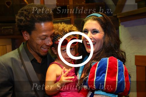 Bussum, 27 September 2014
Premiere Sneeuwwitje in \'t Spant in Bussum
Maud Mulder met man en dochter
Foto Peter Smulders BV