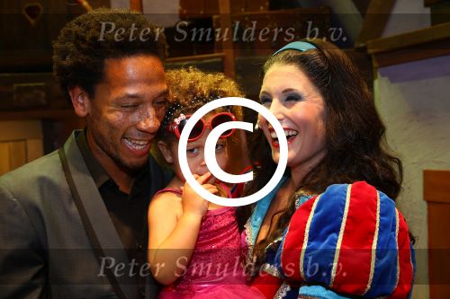 Bussum, 27 September 2014
Premiere Sneeuwwitje in \'t Spant in Bussum
Maud Mulder met man en dochter
Foto Peter Smulders BV