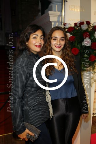 Amsterdam 29 september 2014
Beau monde awards in het Amstel hotel. Monique Klemann en dochter