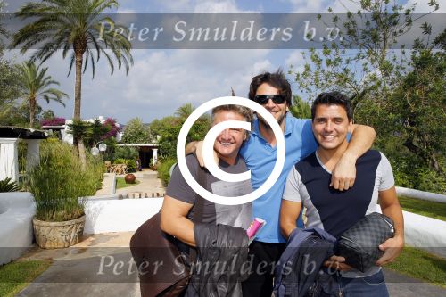 ibiza 26 september 2014
Opnames beste zanger van nederland bij hotel atzaro op ibiza. Rene Froger Jan Smit Xander de Buisonje Edsilia Rombley Andre Hazes jr vliegen daarna met prive vliegtuig naar Nederland