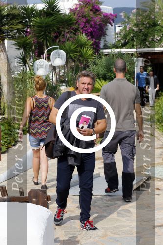 ibiza 26 september 2014
Opnames beste zanger van nederland bij hotel atzaro op ibiza. Rene Froger Jan Smit Xander de Buisonje Edsilia Rombley Andre Hazes jr vliegen daarna met prive vliegtuig naar Nederland