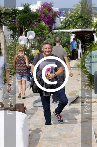 ibiza 26 september 2014
Opnames beste zanger van nederland bij hotel atzaro op ibiza. Rene Froger Jan Smit Xander de Buisonje Edsilia Rombley Andre Hazes jr vliegen daarna met prive vliegtuig naar Nederland