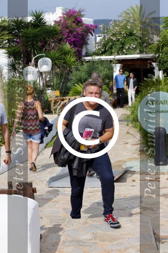 ibiza 26 september 2014
Opnames beste zanger van nederland bij hotel atzaro op ibiza. Rene Froger Jan Smit Xander de Buisonje Edsilia Rombley Andre Hazes jr vliegen daarna met prive vliegtuig naar Nederland