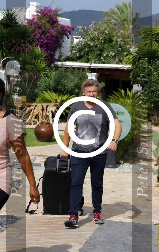 ibiza 26 september 2014
Opnames beste zanger van nederland bij hotel atzaro op ibiza. Rene Froger Jan Smit Xander de Buisonje Edsilia Rombley Andre Hazes jr vliegen daarna met prive vliegtuig naar Nederland