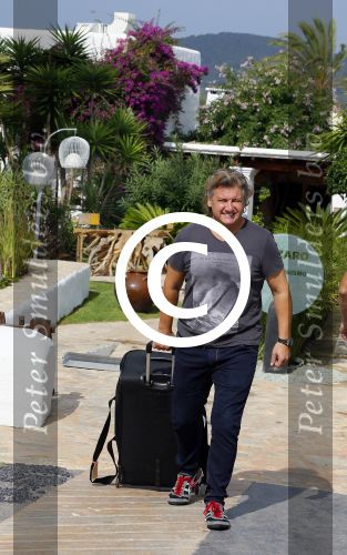 ibiza 26 september 2014
Opnames beste zanger van nederland bij hotel atzaro op ibiza. Rene Froger Jan Smit Xander de Buisonje Edsilia Rombley Andre Hazes jr vliegen daarna met prive vliegtuig naar Nederland