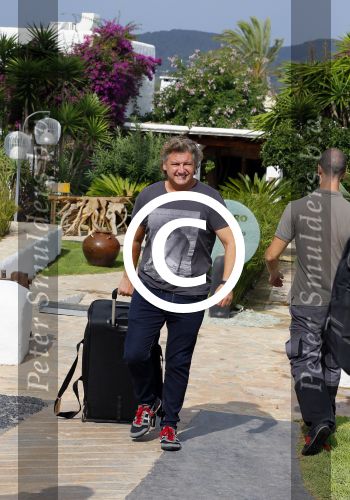 ibiza 26 september 2014
Opnames beste zanger van nederland bij hotel atzaro op ibiza. Rene Froger Jan Smit Xander de Buisonje Edsilia Rombley Andre Hazes jr vliegen daarna met prive vliegtuig naar Nederland
