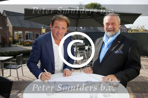 Abcoude 19 september 2014
Robert Leroy wordt ambassadeur voor dolphins for Davey. Bert Simhoffer is oprichter van de stichting.