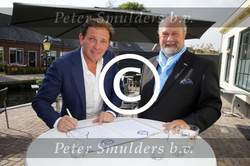 Abcoude 19 september 2014
Robert Leroy wordt ambassadeur voor dolphins for Davey. Bert Simhoffer is oprichter van de stichting.