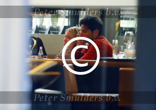 Hamburg 3 oktober 2014
Sylvie Meis verlaat haar appartement met haar nieuwe vriend Samuel Deutsch om te gaan lunchen in een restaurant.
