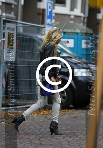 Amsterdam 10 oktober 2014
Sylvie Meis wordt bij het conservatorium hotel opgehaald met de taxi en daaran naar haar advocaat Robert Geerlings en naar schiphol gebracht.