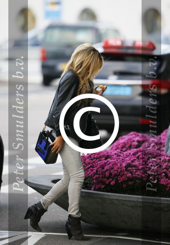 Amsterdam 10 oktober 2014
Sylvie Meis wordt bij het conservatorium hotel opgehaald met de taxi en daaran naar haar advocaat Robert Geerlings en naar schiphol gebracht.
