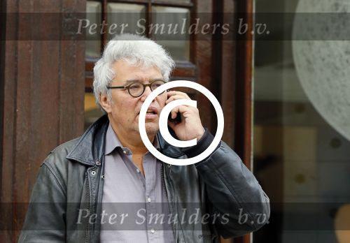 Amsterdam 9 oktober 2014
Theodor Holman bellend op straat