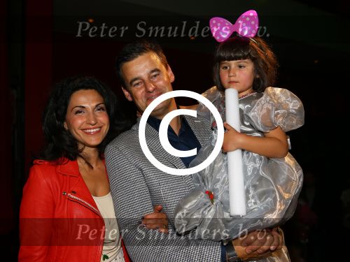 Bussum, 27 September 2014
Premiere Sneeuwwitje in \'t Spant in Bussum
Wilfred Genee met zijn vrouw Lili Pirayesh en hun dochter
Foto Peter Smulders BV