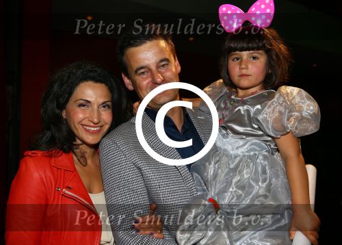 Bussum, 27 September 2014
Premiere Sneeuwwitje in \'t Spant in Bussum
Wilfred Genee met zijn vrouw Lili Pirayesh en hun dochter
Foto Peter Smulders BV