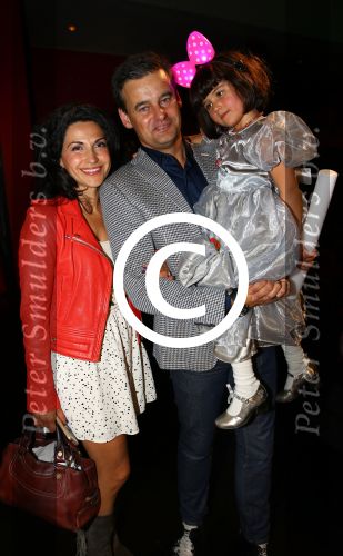 Bussum, 27 September 2014
Premiere Sneeuwwitje in \'t Spant in Bussum
Wilfred Genee met zijn vrouw Lili Pirayesh en hun dochter
Foto Peter Smulders BV