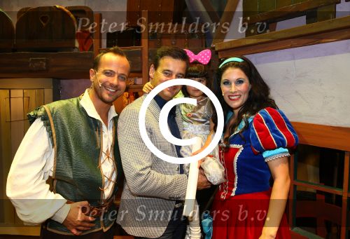 Bussum, 27 September 2014
Premiere Sneeuwwitje in \'t Spant in Bussum
Lili Pirayesh met zijn dochtertje en Maud Mulder en Geert Hoes
Foto Peter Smulders BV