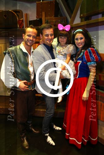 Bussum, 27 September 2014
Premiere Sneeuwwitje in \'t Spant in Bussum
Lili Pirayesh met zijn dochtertje en Maud Mulder en Geert Hoes
Foto Peter Smulders BV