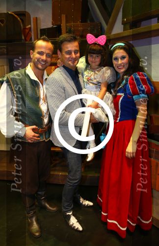 Bussum, 27 September 2014
Premiere Sneeuwwitje in \'t Spant in Bussum
Lili Pirayesh met zijn dochtertje en Maud Mulder en Geert Hoes
Foto Peter Smulders BV
