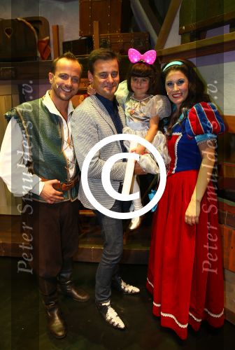 Bussum, 27 September 2014
Premiere Sneeuwwitje in \'t Spant in Bussum
Lili Pirayesh met zijn dochtertje en Maud Mulder en Geert Hoes
Foto Peter Smulders BV
