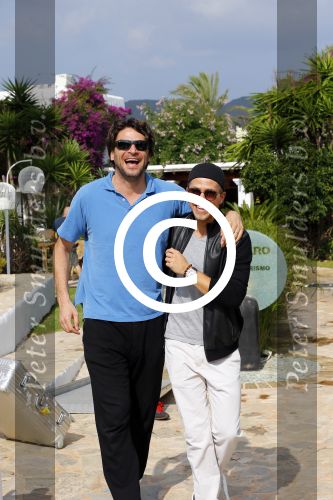 ibiza 26 september 2014
Opnames beste zanger van nederland bij hotel atzaro op ibiza. Rene Froger Jan Smit Xander de Buisonje Edsilia Rombley Andre Hazes jr vliegen daarna met prive vliegtuig naar Nederland