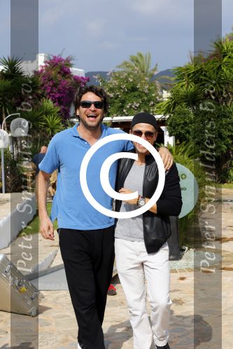 ibiza 26 september 2014
Opnames beste zanger van nederland bij hotel atzaro op ibiza. Rene Froger Jan Smit Xander de Buisonje Edsilia Rombley Andre Hazes jr vliegen daarna met prive vliegtuig naar Nederland