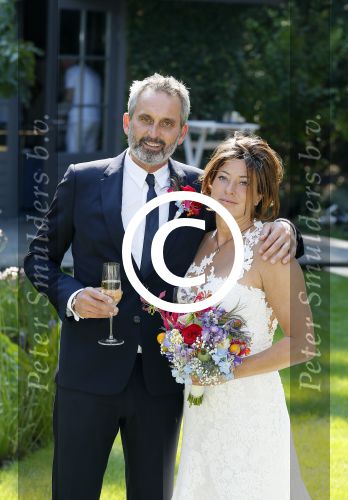 Waalre 22 augustus 2015
Amanda Beekman en Harrie Kolen trouwen in de tuin van hun huis in Waalre . Al hun kinderen zijn erbij.