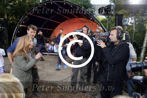 Haarzuilens 27 september 2015
Aktie om bomen te planten gepresenteerd door Beau v Erven Dorens en Angela Groothuizen.
oa Evelyn Struik Trijntje OOsterhuis Nick & Simon Marjan Berk Tineke Schouten Ruud Feltkamp en inge Ipenburg werken mee.