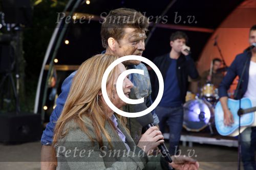 Haarzuilens 27 september 2015
Aktie om bomen te planten gepresenteerd door Beau v Erven Dorens en Angela Groothuizen.
oa Evelyn Struik Trijntje OOsterhuis Nick & Simon Marjan Berk Tineke Schouten Ruud Feltkamp en inge Ipenburg werken mee.