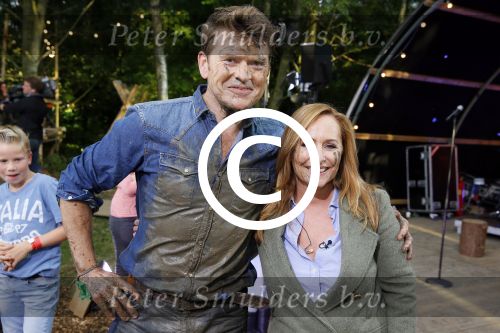 Haarzuilens 27 september 2015
Aktie om bomen te planten gepresenteerd door Beau v Erven Dorens en Angela Groothuizen.
oa Evelyn Struik Trijntje OOsterhuis Nick & Simon Marjan Berk Tineke Schouten Ruud Feltkamp en inge Ipenburg werken mee.