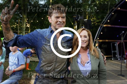Haarzuilens 27 september 2015
Aktie om bomen te planten gepresenteerd door Beau v Erven Dorens en Angela Groothuizen.
oa Evelyn Struik Trijntje OOsterhuis Nick & Simon Marjan Berk Tineke Schouten Ruud Feltkamp en inge Ipenburg werken mee.