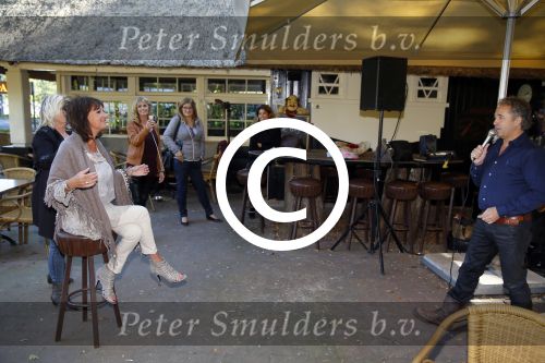 Hilversum 30 september 2015
Presentatie cd Bart Bosch. Bart zingt een liedje voor Jose Hoebee.