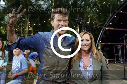Haarzuilens 27 september 2015
Aktie om bomen te planten gepresenteerd door Beau v Erven Dorens en Angela Groothuizen.
oa Evelyn Struik Trijntje OOsterhuis Nick & Simon Marjan Berk Tineke Schouten Ruud Feltkamp en inge Ipenburg werken mee.