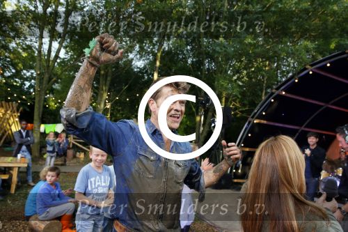 Haarzuilens 27 september 2015
Aktie om bomen te planten gepresenteerd door Beau v Erven Dorens en Angela Groothuizen.
oa Evelyn Struik Trijntje OOsterhuis Nick & Simon Marjan Berk Tineke Schouten Ruud Feltkamp en inge Ipenburg werken mee.
