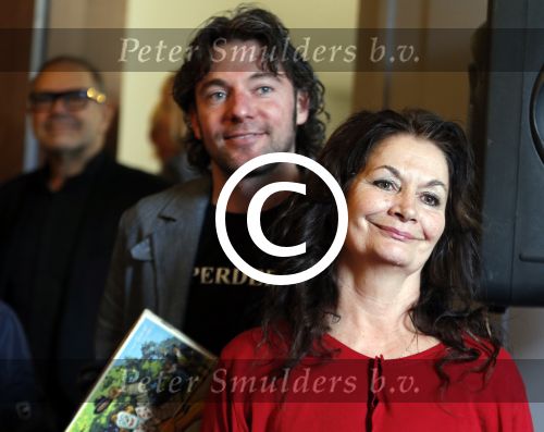 Baarn 4 oktober 2015
Presentatie boek Belinda Meuldijk in kasteel Groeneveld.
Aanwezig Thierry Duval Rob de Nijs Henriette de Nijs Julis Joshi en Robert.
Willeke Alberti krijgt het eerste boek.