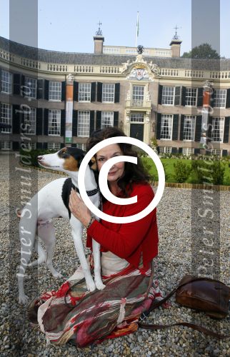 Baarn 4 oktober 2015
Presentatie boek Belinda Meuldijk in kasteel Groeneveld.
Aanwezig Thierry Duval Rob de Nijs Henriette de Nijs Julis Joshi en Robert.
Willeke Alberti krijgt het eerste boek.