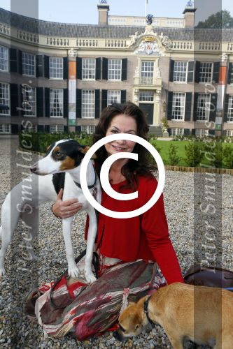Baarn 4 oktober 2015
Presentatie boek Belinda Meuldijk in kasteel Groeneveld.
Aanwezig Thierry Duval Rob de Nijs Henriette de Nijs Julis Joshi en Robert.
Willeke Alberti krijgt het eerste boek.
