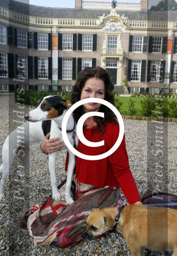 Baarn 4 oktober 2015
Presentatie boek Belinda Meuldijk in kasteel Groeneveld.
Aanwezig Thierry Duval Rob de Nijs Henriette de Nijs Julis Joshi en Robert.
Willeke Alberti krijgt het eerste boek.
