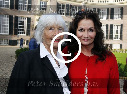 Baarn 4 oktober 2015
Presentatie boek Belinda Meuldijk in kasteel Groeneveld.
Aanwezig Thierry Duval Rob de Nijs Henriette de Nijs Julis Joshi en Robert.
Willeke Alberti krijgt het eerste boek. Belinda met haar moeder