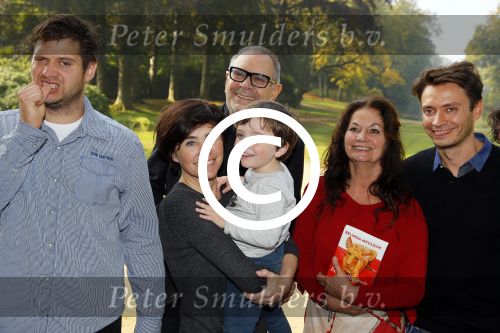 Baarn 4 oktober 2015
Presentatie boek Belinda Meuldijk in kasteel Groeneveld.
Aanwezig Thierry Duval Rob de Nijs Henriette de Nijs Julis Joshi en Robert.
Willeke Alberti krijgt het eerste boek.