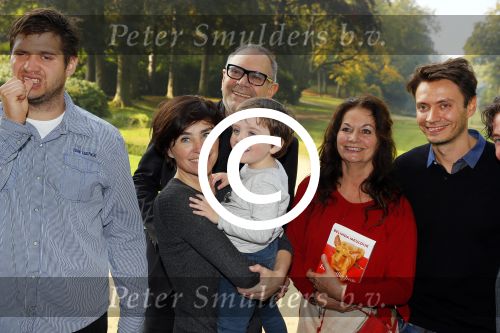 Baarn 4 oktober 2015
Presentatie boek Belinda Meuldijk in kasteel Groeneveld.
Aanwezig Thierry Duval Rob de Nijs Henriette de Nijs Julis Joshi en Robert.
Willeke Alberti krijgt het eerste boek.