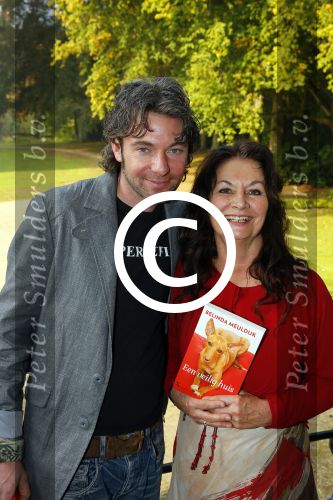 Baarn 4 oktober 2015
Presentatie boek Belinda Meuldijk in kasteel Groeneveld.
Aanwezig Thierry Duval Rob de Nijs Henriette de Nijs Julis Joshi en Robert.
Willeke Alberti krijgt het eerste boek.