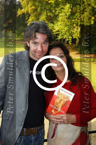 Baarn 4 oktober 2015
Presentatie boek Belinda Meuldijk in kasteel Groeneveld.
Aanwezig Thierry Duval Rob de Nijs Henriette de Nijs Julis Joshi en Robert.
Willeke Alberti krijgt het eerste boek.